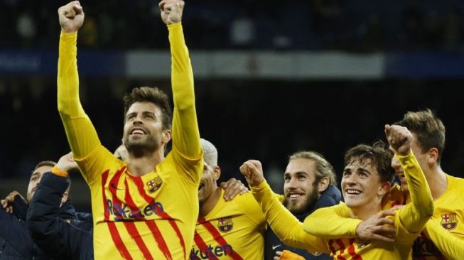 Bek Barcelona Gerard Pique merayakan kemenangan besar timnya bersama rekan-rekan satu tim setelah menjadi pemenang dalam El Clasico melawan Real Madrid di Santiago Bernabeu, Madrid. [Dok.Antara]