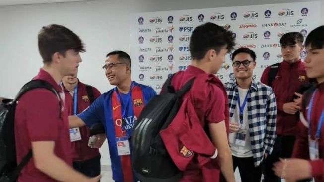 Saleh Husin bersama sang anak saat bertemu para pemain Barcelona U-18, di Jakarta International Stadium (JIS), Jakarta, Selasa (19/4/2022). (HO/Dok pribadi)