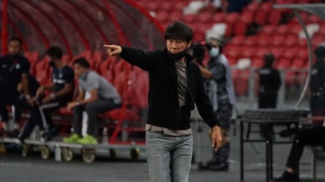 Pelatih Timnas Indonesia Shin Tae Yong tengah memberikan instruksi kepada skuat garuda di lapangan (akun instagram @shintaeyong7777).