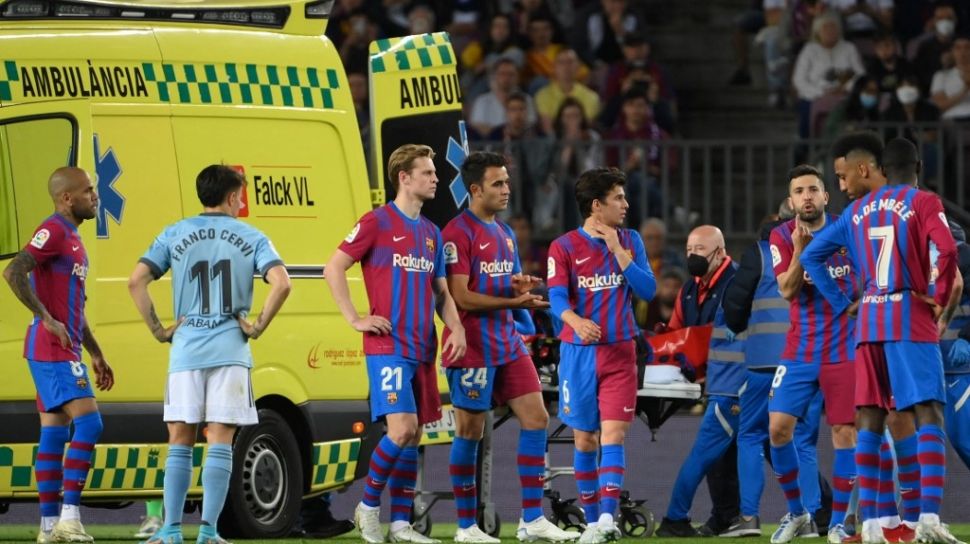 Detik-detik Bek Barcelona Ronald Araujo Kolaps di Lapangan, Dilarikan ke Rumah Sakit