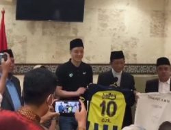Mesut Ozil Salat Jumat di Masjid Istiqlal, Pakai Peci Hitam dan Didampingi Imam Besar Nasaruddin Umar