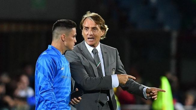 Pelatih Italia Roberto Mancini berbincang-bincang dengan Giacomo Raspadori usai pertandingan Nations League melawan Hongaria di Cesena, 7 Juni 2022 (Antara/REUTERS/Jennifer Lorenzini)