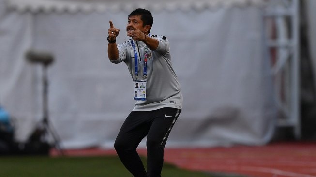 Pelatih Timnas U-22 Indonesia Indra Sjafri memberi arahan timnya saat melawan Timnas Thailand dalam pertandingan Grup B SEA Games 2019 di Stadion Rizal Memorial, Manila, Filipina, Selasa (26/11/2019). Indonesia menang 2-0 atas Thailand. ANTARA FOTO/Sigid Kurniawan/aww.