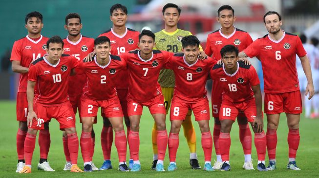 Timnas Indonesia U-23 berfoto bersama saat akan bertanding melawan Timnas Myanmar dalam laga lanjutan Grup A Sepak Bola SEA Games 2021 Vietnam di Stadion Viet Tri, Phu Tho, Vietnam, Minggu (15/5/2022). [ANTARA FOTO/Zabur Karuru/YU]