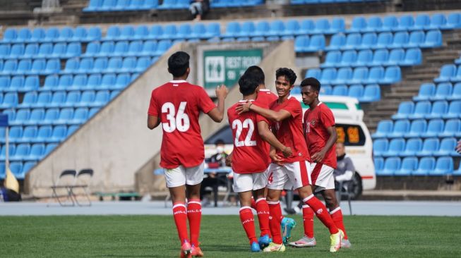 Selebrasi skuad Timnas Indonesia U-19 usai membobol gawang Gimcheon Sangmu FC dalam pertandingan uji coba yang berlangsung di Auxiliary Mini Stadium, Daegu, Korea Selatan, Selasa (5/4/2022). (dok. PSSI)