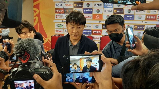 Pelatih Timnas Indonesia U-19, Shin Tae-yong saat memberikan keterangan, Jumat (1/7/2022). (Ht-mobile.co.id/Adie Prasetyo Nugraha).